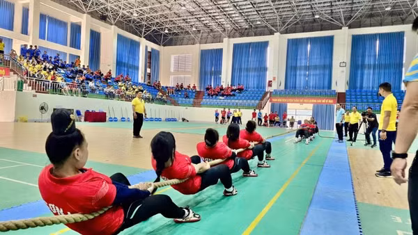 Các vận động viên tham gia thi đấu nội dung nữ 6 người trong nhà.