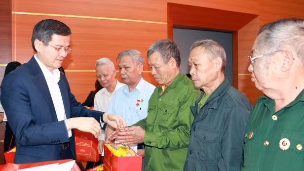 Đồng chí Đoàn Minh Huấn trao quà của Đảng, Nhà nước cho các gia đình chính sách ở Lai Châu.