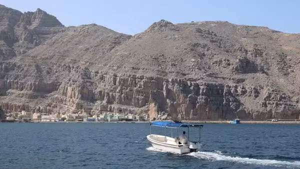 Quang cảnh làng Kumzar ở miền Bắc Oman, gần eo biển Hormuz. (Ảnh: THX/TTXVN)