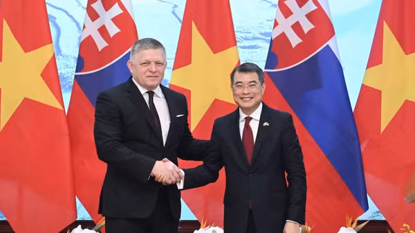 Thủ tướng Lê Minh Hưng và Thủ tướng nước Cộng hòa Slovakia Robert Fico. (Ảnh TRẦN HẢI)