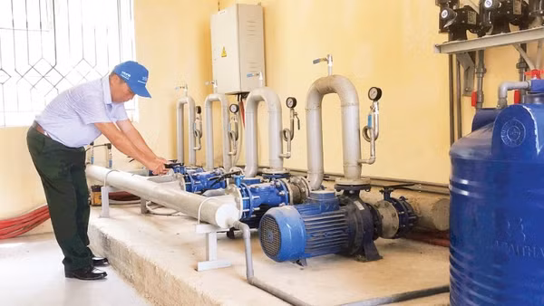 Nhân viên công trình cấp nước sinh hoạt xã Nhữ Khê, tỉnh Tuyên Quang vận hành máy bơm cấp nước cho nhân dân trên địa bàn xã.