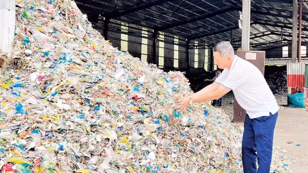 Nguyên liệu tái chế sản xuất vật liệu xây dựng ở Nhà máy xi-măng Sông Thao (Phú Thọ).