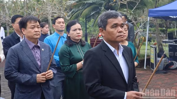 Lãnh đạo tỉnh Quảng Ngãi thành kính dâng hương trước Tượng đài Sơn Mỹ.
