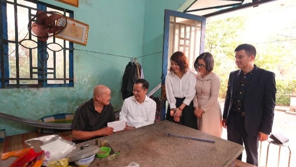 Ông Lê Hoàng Tùng, Phó Tổng Giám đốc Vietcombank; bà Lê Thị Thu Hà, Phó Chủ tịch thường trực Công đoàn Vietcombank và đại diện ngân hàng đến thăm hỏi, động viên cựu chiến binh Châu Văn Đực tại gia đình.