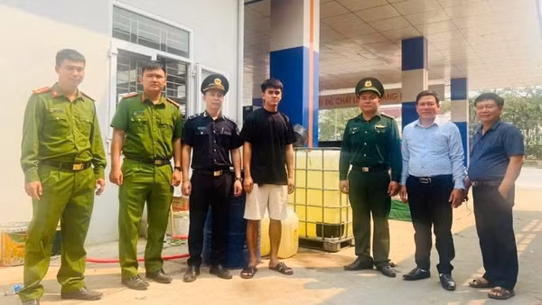 Các lực lượng chức năng phối hợp bắt giữ đối tượng Hồ Viết Kham (thứ 4, từ trái qua) có hành vi vận chuyển trái phép hơn 1.200 lít dầu qua biên giới.