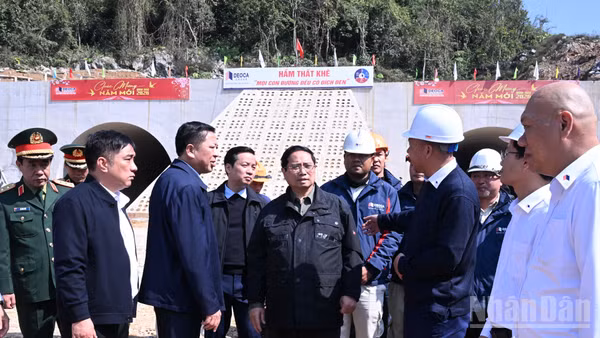 Thủ tướng Chính phủ Phạm Minh Chính thị sát, kiểm tra việc thi công tuyến cao tốc Đồng Đăng-Trà Lĩnh tại vị trí hầm Thất Khê.