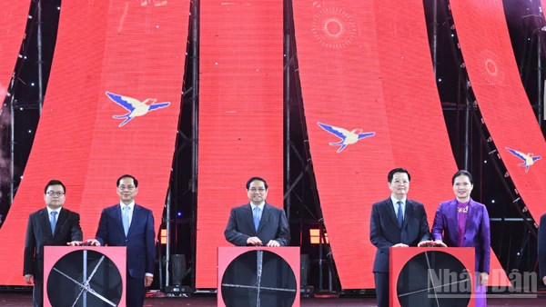 Thủ tướng Phạm Minh Chính và các đại biểu nhấn nút khai mạc Hội chợ.