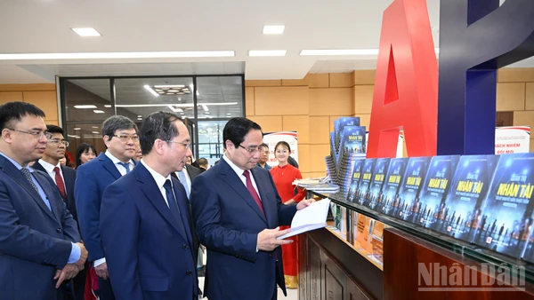 Thủ tướng Phạm Minh Chính và các đại biểu tham quan khu trưng bày sách và giới thiệu về các hoạt động của Học viện.