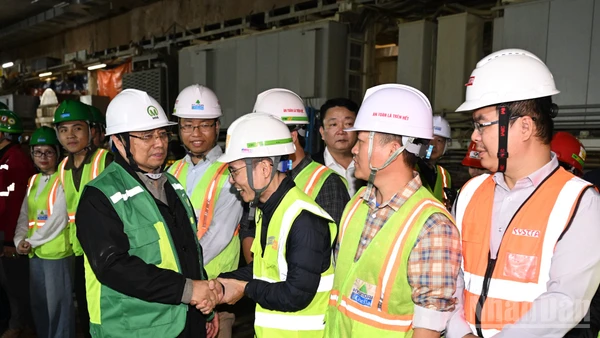 Thủ tướng Phạm Minh Chính thăm, chúc Tết các đơn vị thi công Dự án tuyến đường sắt đô thị số 3, đoạn Nhổn-Ga Hà Nội.