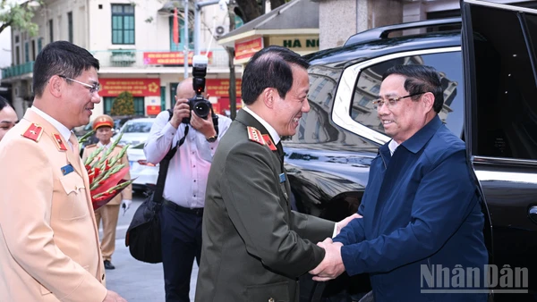 Thủ tướng Phạm Minh Chính đến thăm, chúc Tết và kiểm tra công tác ứng trực bảo đảm trật tự an toàn, an ninh của lực lượng công an.