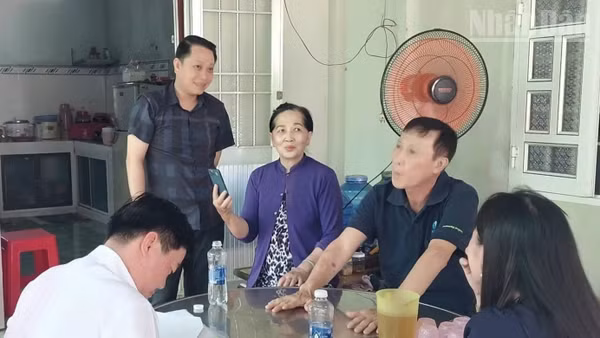 Chủ tịch Ủy ban nhân xã Châu Thới Nhan Chí Nguyễn (đứng) trực tiếp đến nhà riêng các hộ dân vận động, giải thích, thuyết phục bà con chấp thuận bàn giao mặt bằng để đơn vị thi công làm đường giao thông. (Ảnh do lãnh đạo xã cung cấp)
