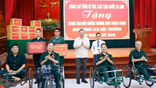 Tổng Bí thư, Chủ tịch nước Tô Lâm tặng quà cho Trung tâm Điều dưỡng thương binh Thuận Thành. (Ảnh: Thống Nhất/TTXVN)