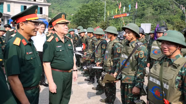 Đại tướng Nguyễn Trọng Nghĩa thăm hỏi, động viên lực lượng rà phá bom mìn tại xã Thanh Thủy, tỉnh Tuyên Quang.