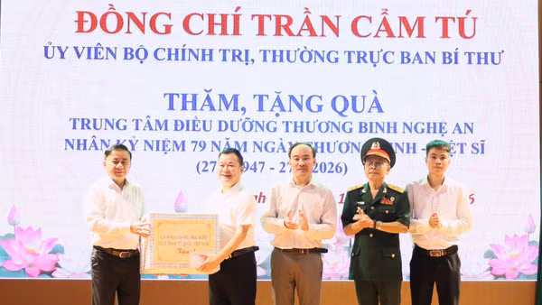 Thường trực Ban Bí thư Trần Cẩm Tú thăm, tặng quà Trung tâm Điều dưỡng thương binh Nghệ An.