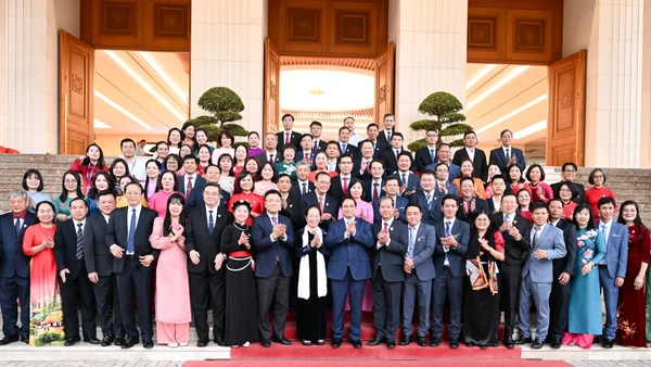 Thủ tướng Phạm Minh Chính chụp ảnh lưu niệm cùng các đại biểu. 