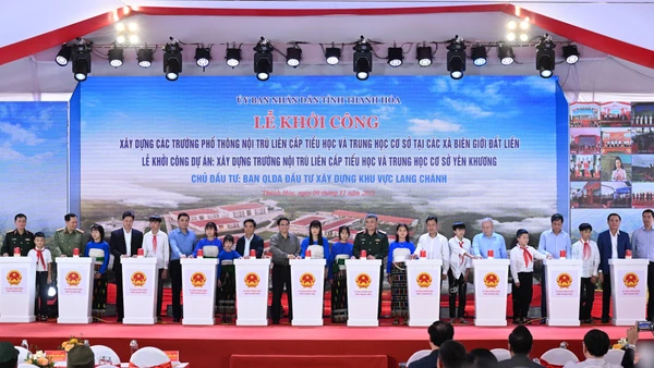 Thủ tướng Phạm Minh Chính và các đại biểu thực hiện nghi thức khởi công.