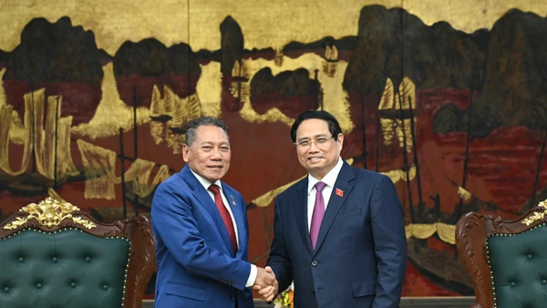 Thủ tướng Phạm Minh Chính và Bộ trưởng Ngoại giao và Ngoại thương Quần đảo Solomon Peter Shanel Agovaka.