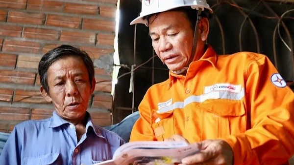 Công nhân ngành điện Thành phố Hồ Chí Minh tuyên truyền các biện pháp sử dụng điện an toàn cho người dân. 