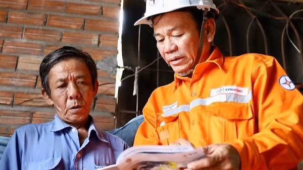 Công nhân ngành điện Thành phố Hồ Chí Minh tuyên truyền các biện pháp sử dụng điện an toàn cho người dân. 
