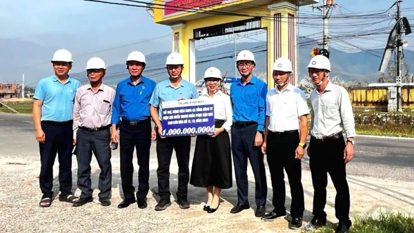 Đại diện EVNGENCO3 đến thăm động viên cán bộ, công nhân viên, người lao động tại công trường tỉnh Gia Lai.