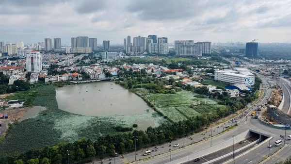 Doanh nghiệp vẫn phải chờ đợi khi nhiều khu đất vẫn chưa xác định được thời điểm, mức giá tính tiền sử dụng đất. 