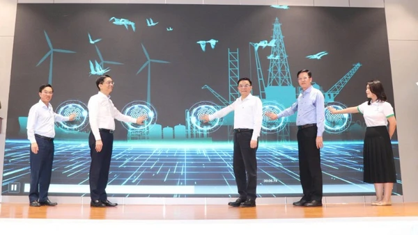 Lãnh đạo các đơn vị thực hiện nghi thức khai giảng chương trình "Lãnh đạo tương lai Petrovietnam 2025”.