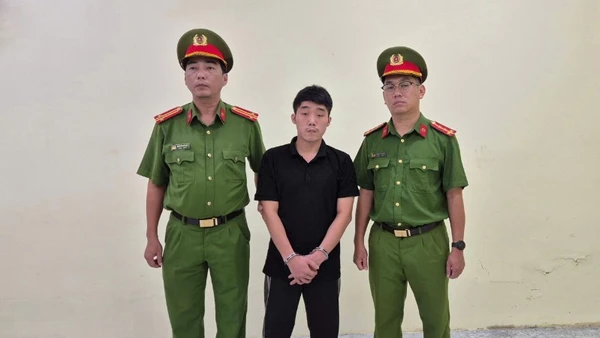 Bị can Đoàn Quốc Việt (áo đen) tại Cơ quan Công an (Ảnh: Công an cung cấp)