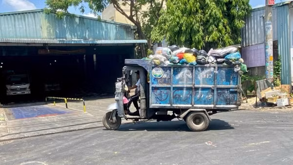 Công nhân gom rác về tập kết để chở đến bãi xử lý. 