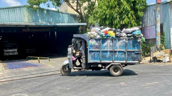 Công nhân gom rác về tập kết để chở đến bãi xử lý. 