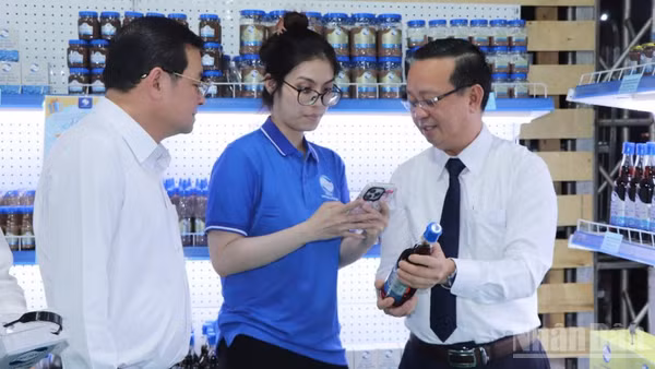 Các đại biểu tham quan các gian hàng tại sự kiện.