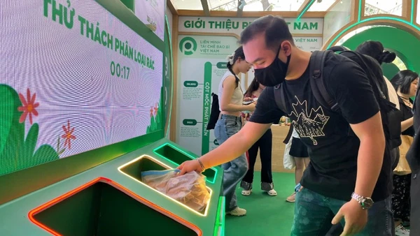 Người tiêu dùng tham gia thử thách phân loại rác tại nguồn. 
