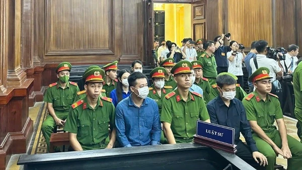 Các bị cáo tại phiên tòa. 