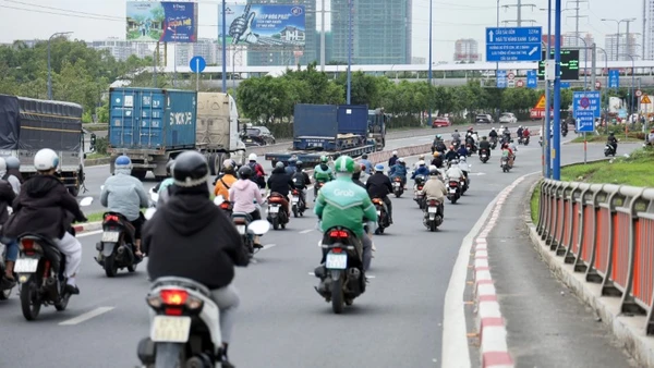 Người dân Thành phố Hồ Chí Minh tham gia giao thông.