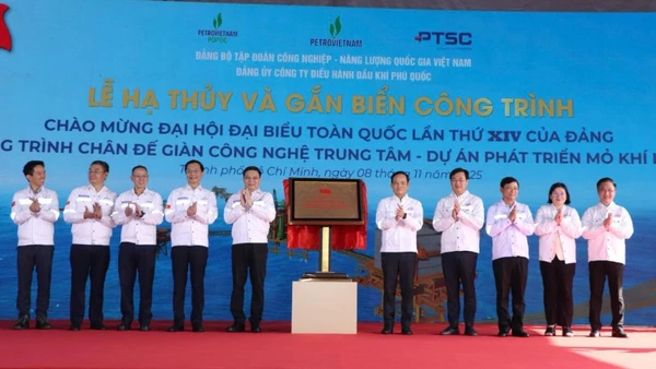 Lãnh đạo Thành phố Hồ Chí Minh và các đơn vị, doanh nghiệp thực hiện nghi thức hạ thủy và gắn biển công trình tại buổi lễ. 