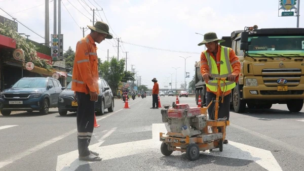 Công nhân sơn kẻ vạch đường trên Quốc lộ 51. 