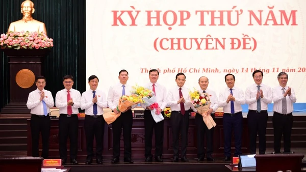 Bí thư Thành ủy Thành phố Hồ Chí Minh Trần Lưu Quang và lãnh đạo thành phố tặng hoa chúc mừng ba tân Phó Chủ tịch Ủy ban nhân dân thành phố. (Ảnh: QUANG ĐỊNH)