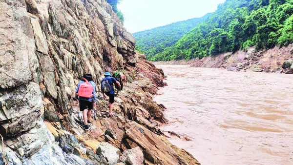 Bộ đội Biên phòng tỉnh Nghệ An cùng chính quyền địa phương hành quân tiếp cận bản Chà Nga, bản xa và khó khăn bậc nhất của xã Mỹ Lý.