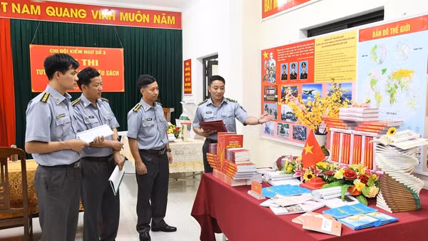 Ban giám khảo chấm thi phần xếp sách nghệ thuật.