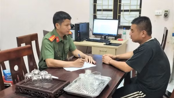 Công an làm việc với anh L.T.S. về thông tin sai sự thật anh này đăng tải trên Facebook cá nhân. (Ảnh: Công an Nghệ An)