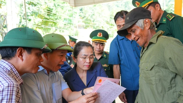 Đại diện Sở Tài nguyên và Môi trường tỉnh Nghệ An báo cáo với Đoàn công tác tỉnh Nghệ An về quá trình triển khai cấp Giấy chứng nhận quyền sử dụng đất, quyền sở hữu tài sản gắn liền với đất cho các hộ dân Đan Lai ở 2 bản Búng và Cò Phạt, xã Môn Sơn. 