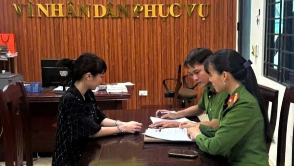 Công an làm việc với Ngô Thị Oanh. (Ảnh: Công an cung cấp)