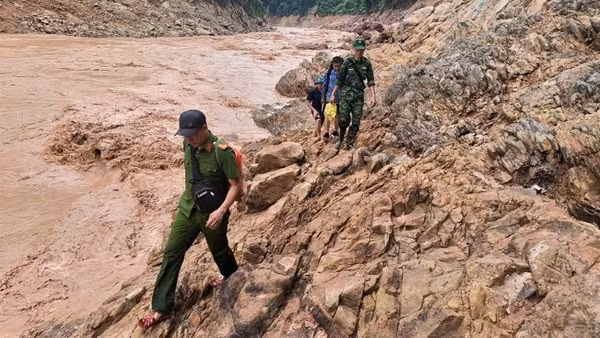 Lực lượng "4 tại chỗ" xã Mỹ Lý (Nghệ An) phải đi bộ 2 ngày mới tiếp cận được bản Cha Nga bị mưa lũ cô lập, nơi 36 ngôi nhà bị lũ cuốn trôi.