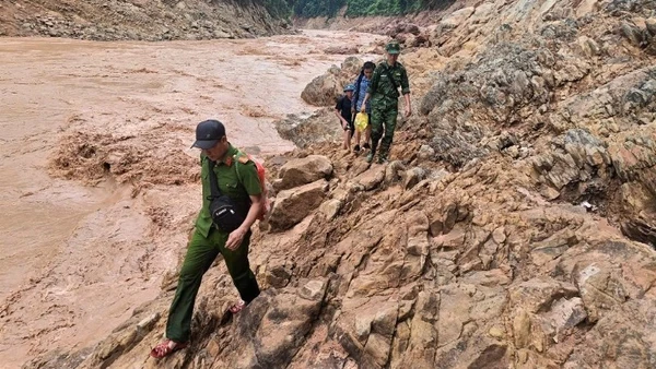 Lực lượng "4 tại chỗ" xã Mỹ Lý (Nghệ An) phải đi bộ 2 ngày mới tiếp cận được bản Cha Nga bị mưa lũ cô lập, nơi 36 ngôi nhà bị lũ cuốn trôi.