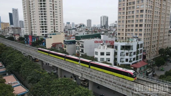 Đoàn tàu trên tuyến đường sắt đô thị 3.1 Nhổn-Ga Hà Nội.