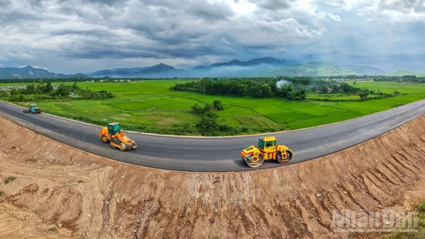 Tuyến cao tốc Quảng Ngãi-Hoài Nhơn đang tiến rất gần đến ngày “về đích”, sẵn sàng thông xe đúng dịp 19/12/2025 theo chỉ đạo của Chính phủ.