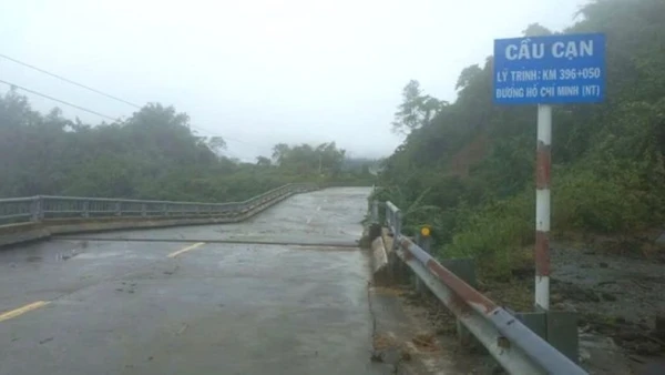 Cầu cạn Km396+050 trên đường Hồ Chí Minh nhánh tây do mưa lũ cực lớn đã bị nghiêng gần 1m, không bảo đảm an toàn lưu thông.
