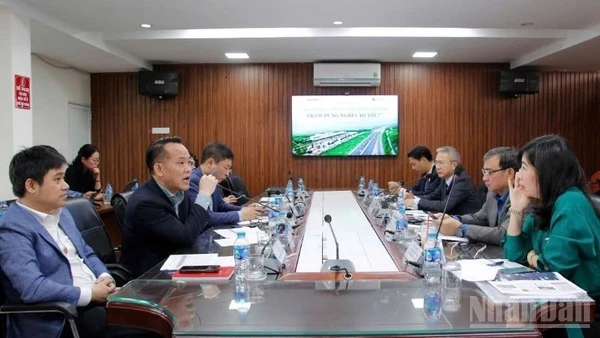 Toàn cảnh cuộc tọa đàm về quy chuẩn chất lượng dịch vụ trạm dừng nghỉ trên đường cao tốc.