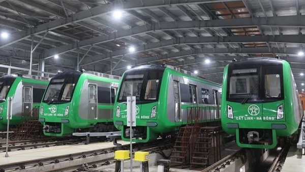 Sáng sớm, khi công việc bảo dưỡng hoàn tất, từng đoàn tàu được đưa về vị trí, sẵn sàng lên tuyến đón khách.