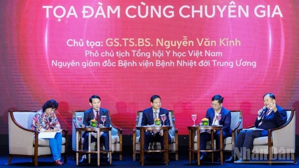 Các chuyên gia y tế tham gia thảo luận tại hội thảo "Hành trình vì một Việt Nam không còn bệnh do não mô cầu nhóm B”.