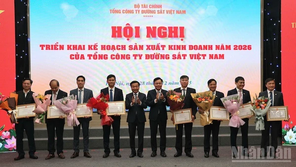 Trao bằng khen của Bộ Xây dựng cho các tập thể có thành tích.